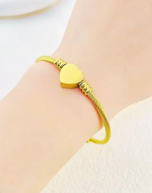 Pulseira Dourada Ajustável Estilo Coração em Aço Inox