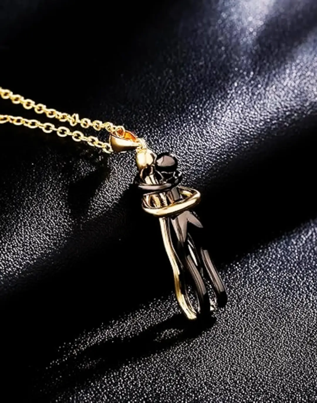 Colar Elegante com Pingente Abraço Eterno