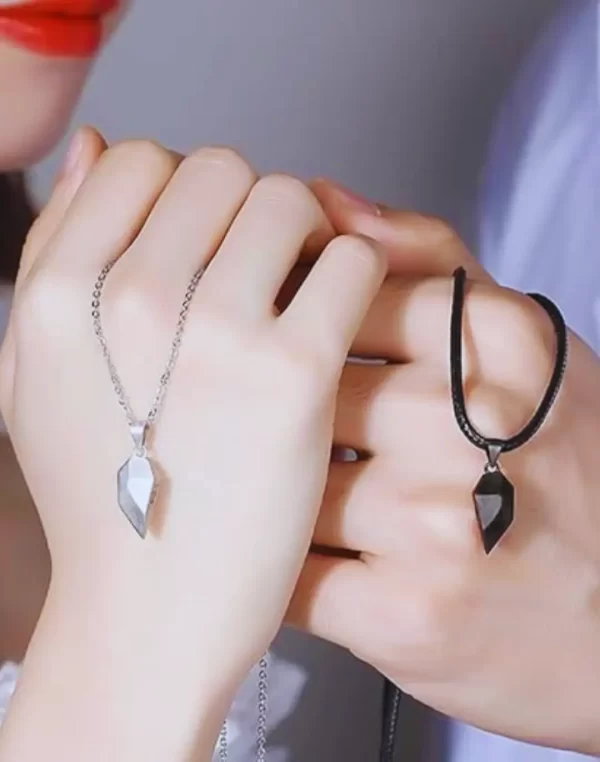 Colar Casal Coração Preto e Prata Magnético