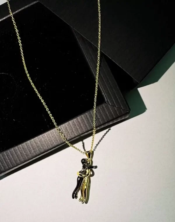 Colar Elegante com Pingente Abraço Eterno