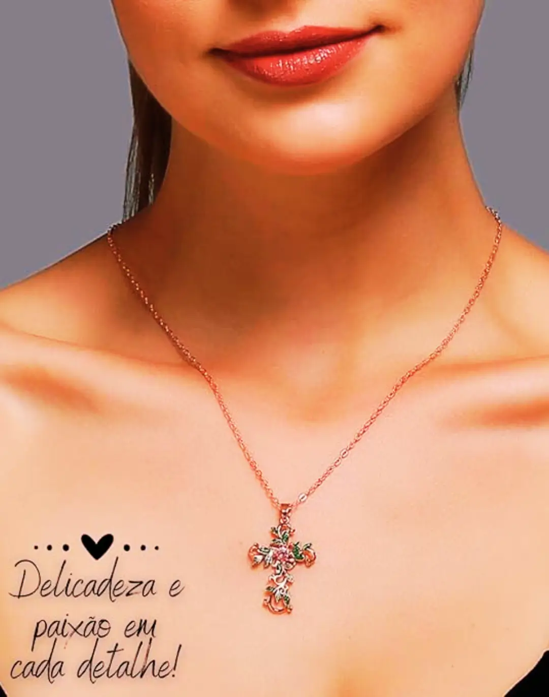 Colar com Crucifixo Feminino - Cruz com Folhas